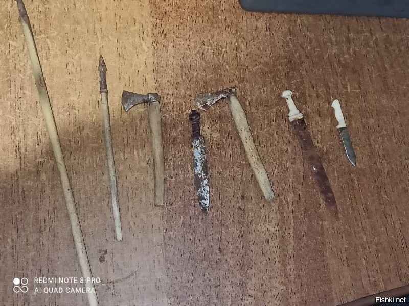 У кинжала и меча рукоять костяная. Сестра кукол делает. Фоток нет к сожалению