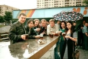 Эх, до чего же позитивные, беззаботные рожи... Вот к ним присоединиться - теплый дождик, настоящие советские кружки, свежее Жигулевское или Лидское... и тебе двадцать.
