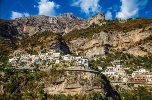 Нет, не уверен, тем более сам в тех краях не был. Просто попадался мне на глаза какой-то альбом с открыточными видами Италии и в нём запомнилась вот эта галерея на горном склоне. Заодно, на стоковом сайте нашёл такое вот фото с подписью:

Positano - Amalfi Coast, Salerno Province, Campania Region, Italy, Europe 

Вроде то же самое место, в центре фото характерное дерево с поднятой вверх кроной и рядом двухэтажный белый дом. Выше них -- церковь.