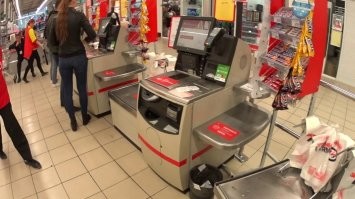 // роботы сидят за кассой //

Ещё как сидят