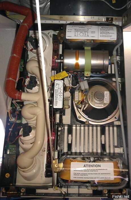 Пассажиры получают кислород из общей системы, она одна на весь самолёт. Для выработки кислорода для пассажиров есть генератор, которого хвататет примерно на 15 минут (если память ещё помнит студенческие времена). Одна система на всех! Это означает, что не может у одних быть, а у других не быть.
---------------------------------------------------------
Нет, это не так в самолёте Boeing-737, а мы сейчас конкретно о нём говорим же, Oxygen generator один на ряд из трёх пассажиров, маски четыре это на случай если пассажир с ребёнком.