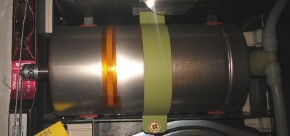 Пассажиры получают кислород из общей системы, она одна на весь самолёт. Для выработки кислорода для пассажиров есть генератор, которого хвататет примерно на 15 минут (если память ещё помнит студенческие времена). Одна система на всех! Это означает, что не может у одних быть, а у других не быть.
---------------------------------------------------------
Нет, это не так в самолёте Boeing-737, а мы сейчас конкретно о нём говорим же, Oxygen generator один на ряд из трёх пассажиров, маски четыре это на случай если пассажир с ребёнком.