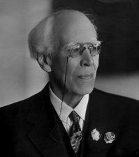 Тётка по-моему переигрывает...))