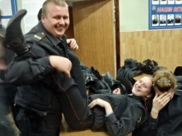 Всеобщая атмосфера вседозволенности и безнаказанности внутренних органов и причастных к ним, будет растить таких вот людей, которые став ментом, или гаишником, или помошником прокурора или судьи  итд, начинают свысока смотреть на остальное "быдло" которое ниже чем они по статусу и возможностям - а значит и законы с правилами которые есть в стране для "быдла", на этих небожителе уже не распространяются. Ну формально распространяются, но они ж "свои", и всегда можно внутри своей касты избранных договорится - дать денег, попросить закрыть дело, или просто не регистрировать правонарушение, припугнуть кого следует и всё тебе сойдёт с рук. Можно стрелять дичь без путёвки, можно ездить бухим на машине, можно употреблять наркотики, можно насиловать детей, можно воровать из бюджета, можно использовать свои полномочия для улучшения материального состояния себя и своих близких.  Жизнь удалась и прекрасна.
Такое бывает всегда, когда в государстве цветёт диктатура и игнорируются гражданские права, которые были придуманы чтоб сдерживать вот таких вот мразей дорвавшихся до власти. Вот у нас в стране, любой ПТУ-шник после армии может пойти в ППС, и просто подкинуть вам наркотики, если вы ему не угодили, увели девушку, больше зарабатываете, умнее чем он или просто ему не нравитесь.  И у нас ничтожно малый процент дел, где наказывают таких вот ментов.. чаще всего, у них всегда есть заявление об увольнении задним числом, их судят как гражданских, но они сидят на специальной зоне, и судья даёт им мягкие сроки по их статье. И то, это в том случае если шумиха о беспределе - дошла в СМИ, и уже никак не утаить содеянного. В остальных случаях чаще всего силовики ведут себя как ОПГ, воруют, насилуют, угрожают, запугивают, собирают дань. А у остального населения никаких мер противодействия этому нет.. ну кроме как повторить 1917 год. Просто потому что руководству страны сложно усидеть на троне, если у  них не будет такой лояльной прослойки, которую они подкармливают и закрывают глаза на их шалости. Ведь пока ты воруешь народное достояние на миллиарды, почему бы тебе не закрыть глаза на тех кто за деньги отпускает иммигрантов и не заводит уголовные дела?  А  эти люди в благодарность за возможность так подработать, будут с упоением на митингах ходить резиновыми дубинками бить всех кто не согласен с катастрофическим положением дел в стране. И все довольны, люди сверху делают капиталы, сравнимые с богатейшими бизнесменами Форбс, люди ниже имеют хорошую возможность подзаработать помимо основной зарплаты, и кучу привилегий, полномочий и индульгенцию. А остальные, ну жалко их, они ж учителя, врачи, шахтёры, инженеры, водители, рабочие, крестьяне итд - их удел работать, платить налоги и не вякать, чтоб деньги поступали, на которые и живут и не бедствуют силовики и верхушка власти.
И с каждым годом всё  хуже и  хуже, растут полномочия людей в форме, и уменьшаются свободы гражданских.
И  это не дело рук каких-то нескольких зажравшихся силовиков низшего звена,  это целенаправленная политика главных лиц государства. Ибо без попустительства сверху, такой беспредел на низах тупо невозможен.