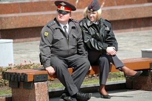 Всеобщая атмосфера вседозволенности и безнаказанности внутренних органов и причастных к ним, будет растить таких вот людей, которые став ментом, или гаишником, или помошником прокурора или судьи  итд, начинают свысока смотреть на остальное "быдло" которое ниже чем они по статусу и возможностям - а значит и законы с правилами которые есть в стране для "быдла", на этих небожителе уже не распространяются. Ну формально распространяются, но они ж "свои", и всегда можно внутри своей касты избранных договорится - дать денег, попросить закрыть дело, или просто не регистрировать правонарушение, припугнуть кого следует и всё тебе сойдёт с рук. Можно стрелять дичь без путёвки, можно ездить бухим на машине, можно употреблять наркотики, можно насиловать детей, можно воровать из бюджета, можно использовать свои полномочия для улучшения материального состояния себя и своих близких.  Жизнь удалась и прекрасна.
Такое бывает всегда, когда в государстве цветёт диктатура и игнорируются гражданские права, которые были придуманы чтоб сдерживать вот таких вот мразей дорвавшихся до власти. Вот у нас в стране, любой ПТУ-шник после армии может пойти в ППС, и просто подкинуть вам наркотики, если вы ему не угодили, увели девушку, больше зарабатываете, умнее чем он или просто ему не нравитесь.  И у нас ничтожно малый процент дел, где наказывают таких вот ментов.. чаще всего, у них всегда есть заявление об увольнении задним числом, их судят как гражданских, но они сидят на специальной зоне, и судья даёт им мягкие сроки по их статье. И то, это в том случае если шумиха о беспределе - дошла в СМИ, и уже никак не утаить содеянного. В остальных случаях чаще всего силовики ведут себя как ОПГ, воруют, насилуют, угрожают, запугивают, собирают дань. А у остального населения никаких мер противодействия этому нет.. ну кроме как повторить 1917 год. Просто потому что руководству страны сложно усидеть на троне, если у  них не будет такой лояльной прослойки, которую они подкармливают и закрывают глаза на их шалости. Ведь пока ты воруешь народное достояние на миллиарды, почему бы тебе не закрыть глаза на тех кто за деньги отпускает иммигрантов и не заводит уголовные дела?  А  эти люди в благодарность за возможность так подработать, будут с упоением на митингах ходить резиновыми дубинками бить всех кто не согласен с катастрофическим положением дел в стране. И все довольны, люди сверху делают капиталы, сравнимые с богатейшими бизнесменами Форбс, люди ниже имеют хорошую возможность подзаработать помимо основной зарплаты, и кучу привилегий, полномочий и индульгенцию. А остальные, ну жалко их, они ж учителя, врачи, шахтёры, инженеры, водители, рабочие, крестьяне итд - их удел работать, платить налоги и не вякать, чтоб деньги поступали, на которые и живут и не бедствуют силовики и верхушка власти.
И с каждым годом всё  хуже и  хуже, растут полномочия людей в форме, и уменьшаются свободы гражданских.
И  это не дело рук каких-то нескольких зажравшихся силовиков низшего звена,  это целенаправленная политика главных лиц государства. Ибо без попустительства сверху, такой беспредел на низах тупо невозможен.