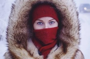 Девушка 3-й год в одной и той же шапке ходит -Жалко её!