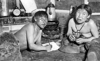 Гы :) Это летний сортир. Пользуются только при положительной температуре. А все остальное время терпят и ждут лета.
А чукча в чуме ждет рассвета,
А рассвет наступит летом,
А зимой рассвета в тундре
За полярным кругом нет.
(песенка о терпении)