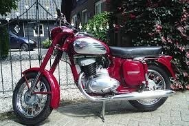 Брал с рук после капремонта. Два сезона по 50-60 км почти  каждый день, в выходные по 100-150км. Только бензин заливал. Сделана на совесть!