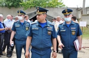 В конторе с 2004 года, иконостас на три ряда(он крайний справа)...но уважуха у тушил/спасателей есть? Или чисто по принципу папаха высокая)))