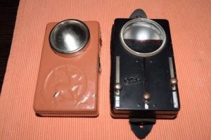 У меня бабушка работала проводником, так что я понтовался с железнодорожным фонариком. Был и с вращающимися рукоятками смены светофильтров, был и с ползунками.