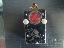 У меня бабушка работала проводником, так что я понтовался с железнодорожным фонариком. Был и с вращающимися рукоятками смены светофильтров, был и с ползунками.