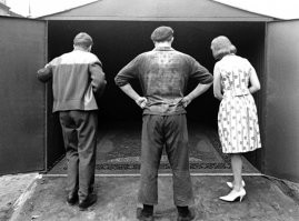 Всегда эта сцена добивала, зачем шоферу автокрана такое шило, как Юра его уговорил, не уж то за деньги)