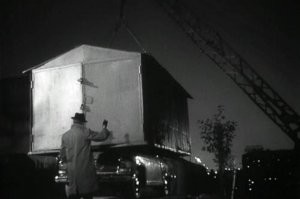 Всегда эта сцена добивала, зачем шоферу автокрана такое шило, как Юра его уговорил, не уж то за деньги)