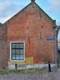 У меня сосед по даче - прораб. 10 лет себе дом строил: что украдет со стройки - к дому приляпает. Или остатки стройматериалов. Так вот дом на картинке  оч похож на соседский