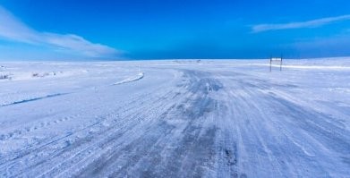 Так зимники строят. На Чукотке такие дороги канадцы себе строят (Купол, Двойное). Зотлодобыча.