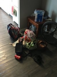 Такое у нас с понедельника по пятницу ,  пришли из школы бросили рюкзаки и пошли по комнатам ,  пока не рявкну не придут , но есть плюсы не успевают прятать дневники :) . А если серьезно я не понимаю как можно жить еще с кем то , точней снимать квартиру на 2-3 их это обычно студенты делают ну или гастролеры , за эти же бабки можно снять студию и живи себе один .