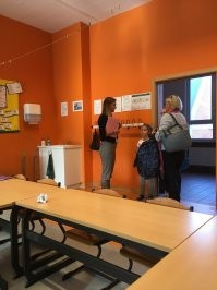 Вот учительница моей дочки :) я с удовольствием езжу забирать дочку :) учительница с лева .