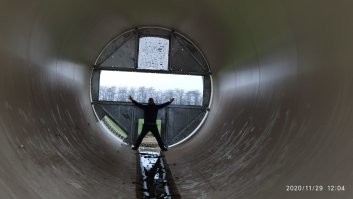 Фото из личного архива. Внутри ветряка. Башня в данном случае лежит на земле, естественно. Но для понимания масштабов наглядно.