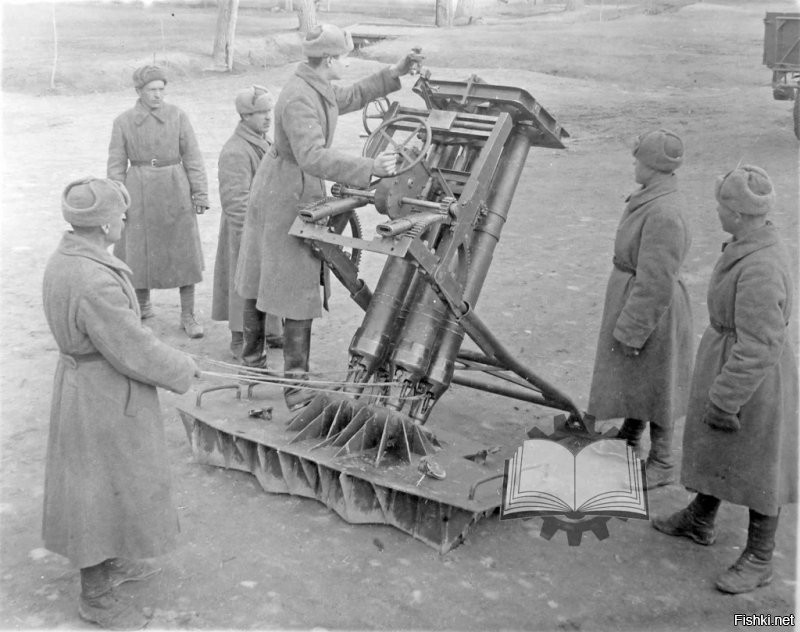Самоходная минометная установка М-4 на шасси ЗИС-5, созданная в 1943 Артиллерийской академией РККА имени Ф.Э. Дзержинского.
Счетверенный миномет, снятый с машины,  готов к стрельбе с земли.