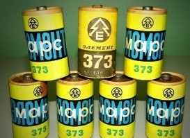 На сколько я помню, как раз круглые батарейки,вот такого типа никогда не были в дефиците, а вто батарея для этого фонаря- "3336л" или "планета-2" были действительно нарасхват.