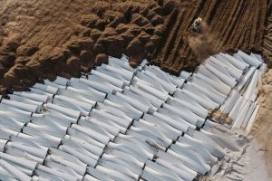 "утилизировать это говно дорого"
Не просто дорого, а не имеет смысла так как никому не нужны результаты утилизации и лопасти просто тупо закапывают.