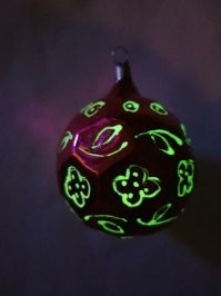 Пара примерно таких же шариков еще остались в новогодней коробке)