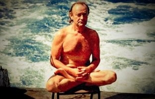 А потом он стал выступать под псевдонимом Филл Колинз)