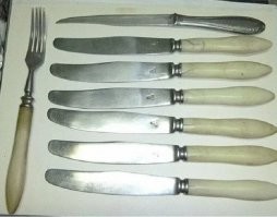 До сих пор такая вилка и она острая с неё ничего спадает.