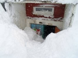 Это на зиму. На случай сильного снегопада, чтобы на корточках не сидеть, как чОткие пацаны.
Чтобы как с банкоматом не бвло