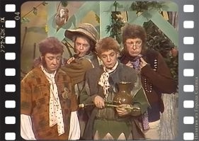 Долгое время эта постановка считалась безвозвратно утерянной   фанаты перевернули все возможные архивы. Дошло до того, что многие стали считать эту постановку мифом. Но нет   это не миф, и экранизация действительно была. Правда не всей трилогии, а только первой книги, которую вы знаете как "Братство Кольца". Только в этом переводе она звучала как "Хранители"
Известно о нём было немного. Вспоминали, что Гендальфа играл в нём Виктор Костецкий. Ещё говорили, что роль Фродо исполнял Дюша Романов, один из музыкантов "Аквариума". И что он же написал песни к фильму.

А ещё эта постановка интересна тем, что в ней не забыли про Тома Бомбадила, которого безжалосто выкинул из сюжета Джексон.
Четвёрка хоббитов: Фродо, Сэм, Мэрри и Пит и Саруман