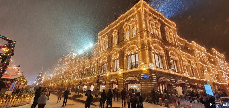 У вас там вкусные трдельники. И ГУМ классно подсвечен. Ну и дедушка Ленин. Лепота....