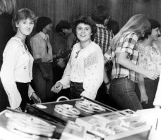 Сумрачный германский гений.

Но можно, конечно, и повеселее кадры найти было.