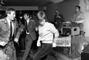 Сумрачный германский гений.

Но можно, конечно, и повеселее кадры найти было.