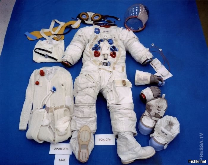 А теперь внимательно смотрим что лежит справа рядом с скафандром. Перчатки и чуть ниже.... правильно. Доп насадки на обувь. которые и оставляли следы.