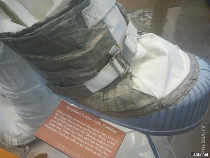 А теперь внимательно смотрим что лежит справа рядом с скафандром. Перчатки и чуть ниже.... правильно. Доп насадки на обувь. которые и оставляли следы.