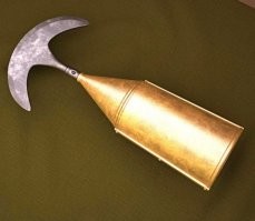 ну перчатка с шипом это не изобретение.  тычковое оружие есть во всех культурах ибо лежит на поверхности гладиаторы в Риме сражались Сциссором  а в индии был катар