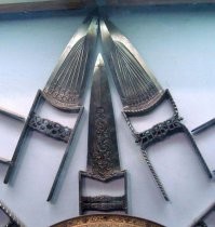 ну перчатка с шипом это не изобретение.  тычковое оружие есть во всех культурах ибо лежит на поверхности гладиаторы в Риме сражались Сциссором  а в индии был катар