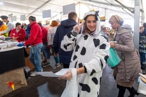 Скандал у них, понимаешь  Наверное, на всю необъятную Корею. 

Сырная ярмарка в Истре: