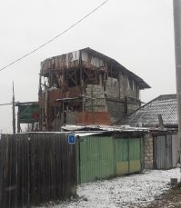 отличный дом! у них закон старые кирпичи оставлять! вот, дом твоего прораба - реально из говна и палок!