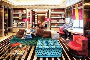 Некоторые знаменитости тоже хотят иметь интерьер своих квартир чтобы выглядел дорого- богато. 

На первом фото - квартира Валерии и Пригожина.
На втором ------------------Леонтьева.
На третьем -----------------Волочковой.