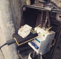 тут всё гениально! 
1. начнем с того что СИП так не соединяют! он должен быть герметичен! 
2. Судя по автомату - это трехфазная линия! и на межфазном напряжении пишут 380, а реально 400В! этот зарядник должен был полыхнуть...