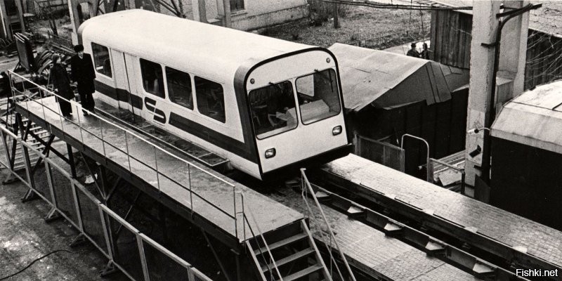 В СССР в 1979 году в городе Раменском (Московская область) был построен экспериментальный опытный участок для ходовых испытаний вагонов на магнитном подвесе в виде эстакады длиной 600 м, впоследствии удлинённый до 980 м. В период с конца 1970-х по 1980-е годы было создано пять опытных образцов вагонов, получивших обозначения серий от ТП-01 до ТП-05.
Строительство первой магнитной железной дороги было начато в 1987 году в Армении и по плану должно было быть завершено в 1991 г. Эта дорога должна была соединить через Абовян города Ереван и Севан, однако Спитакское землетрясение 1988 года и военные события стали причиной замораживания проекта. Поезда должны были развивать скорость 250 км/ч, в итоге была построена лишь эстакада.