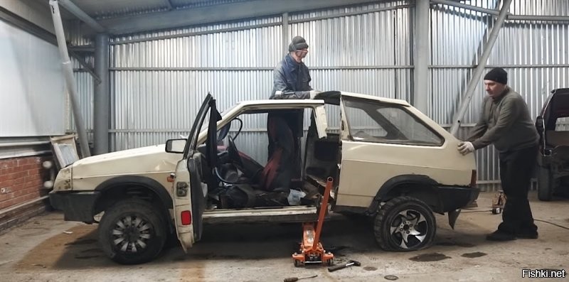 Видеоблогер Владислав Барашенков по многочисленным просьбам подписчиков своего youtube-канала «Гараж 54» сделал «танк» из двух задних половинок автомобилей «Лада».
Это Вам не лайки в Солянке
Новосибирск город ученых