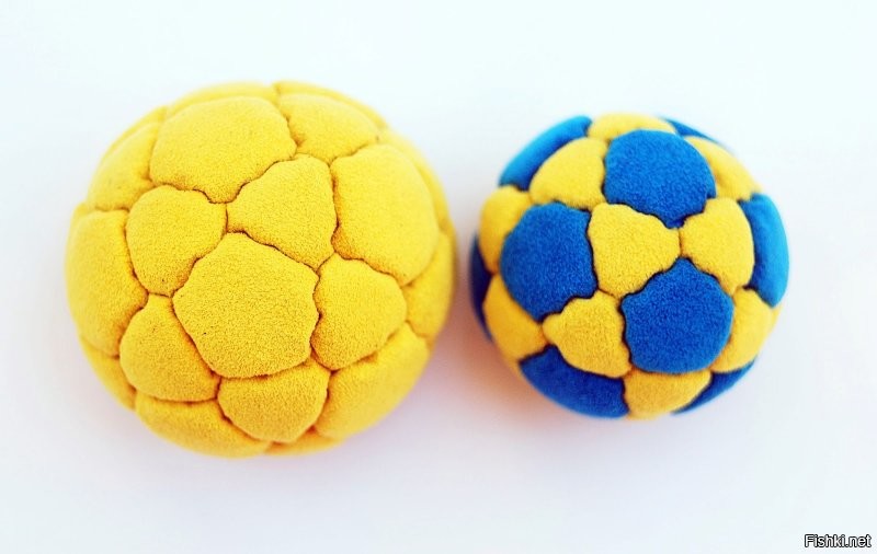 с утра в футбол?
«Сокс»   одна из разновидностей игры футбэг
Футбэг (от англ. foot   нога и bag   мешок)   небольшой мяч"(с)