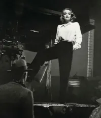 Автор...про брюки на женщине ты уверен?
В своём первом американском фильме «Марокко» (1930) Марлен Дитрих предстала на экране в образе певицы в мужском костюме, вызвав бурю негодования и в то же время революцию в женской моде   многие женщины последовали её примеру и стали носить брюки.