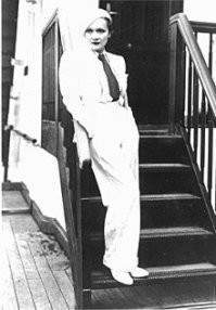 Автор...про брюки на женщине ты уверен?
В своём первом американском фильме «Марокко» (1930) Марлен Дитрих предстала на экране в образе певицы в мужском костюме, вызвав бурю негодования и в то же время революцию в женской моде   многие женщины последовали её примеру и стали носить брюки.