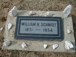 Никуда мужик не пропал. Вот его могилка 

И умер он через 15 лет после окончания строительства тоннеля.