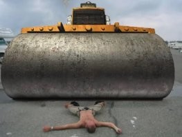 В Ачинске женщина выбежала на дорогу и легла перед автомобилем