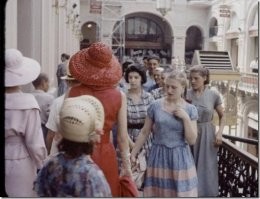 "Впервые Christian Dior в Москве. 1959 год".
Не знаю, где в Москве можно было найти такие деревянные ворота, как видны на заднем плане. Скорее всего не Москва, а подмосковная деревня.
Вот фото в ЦУМ-е. Да не парижанки, но и не деревня, как на показанном фото.