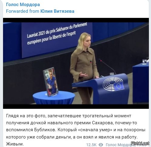 фото супер - она прям пузо на трибуну положила. если не беременная, то значит в кембридже(или где там она у негров наса...т) хорошо кормят, не то что швею на безомарной диете)